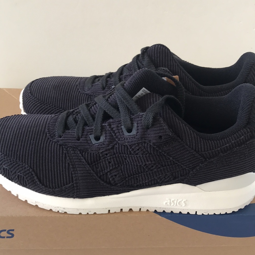 Asics Women's Lyte Classic Sneaker Size 7 Black/ White - Picture 13 of 13